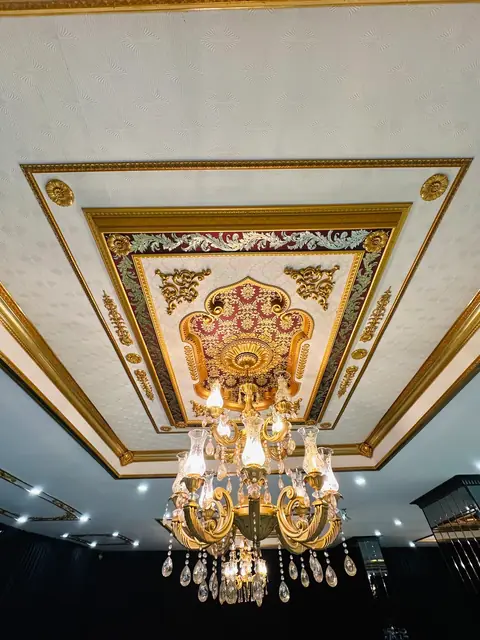 Liva Davet Evi, Ümraniye kına ve davet salonu: altın işlemeli tavan ve avize