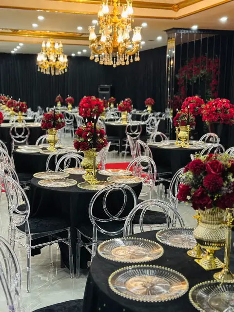 Liva Davet Evi, Ümraniye kına ve davet salonu: kristal avizeler ve masa düzeni